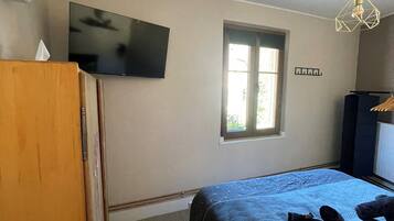 1 slaapkamer, een strijkplank/strijkijzer, reisbedje, gratis wifi