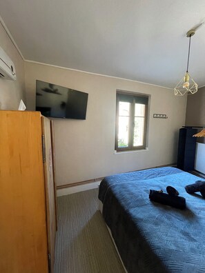 1 quarto, ferros/tábuas de passar roupa, berço de viagem