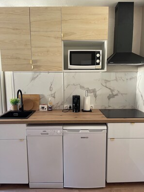 Kühlschrank, Mikrowelle, Herdplatte, Geschirrspüler