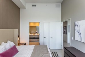 1 bedroom, desk, iron/ironing board, travel cot - H Beach House s is more than just a place to sleep. We have a pool, a gym,  tennis, beach service (Hollywood)