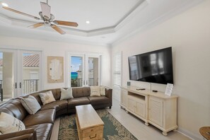 Smart TV, video games, table football - Private Beach | Gulf Views | Close to Community Pool | Elevator | Sleeps 16! (Destin)