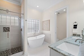Combined shower/bathtub, hair dryer, towels, soap - Private Beach | Gulf Views | Close to Community Pool | Elevator | Sleeps 16! (Destin)