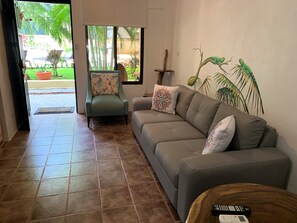 Accesible Delux room, 1 Queen Bed | Zona de estar