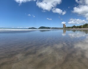 On the beach, black sand - La Sirena Playa Jaco Hotel (Jacó)