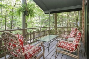 Terrace/patio - Stoney Brook Cottage - Hot Tub - Grill - Fireplace - WiFi - Pets OK (Hendersonville)