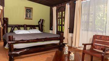 Quarto casal luxo, 1 cama King | Roupas de cama antialérgicas, edredons de pluma, frigobar