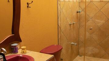 Quarto casal standard, 1 cama de casal | Banheiro | Chuveiro, produtos de toalete grátis, secador de cabelo