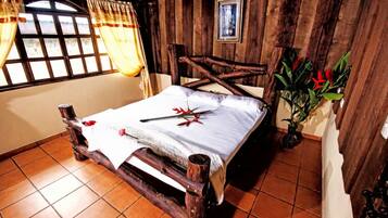 Deluxe Double Room, 1 King Bed | Hypo-allergenic bedding, down comforters, minibar, blackout drapes