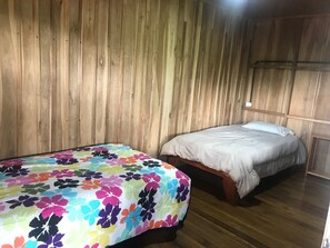 4 bedrooms, WiFi, bed sheets - The twisted wooden house (Rio Celeste)