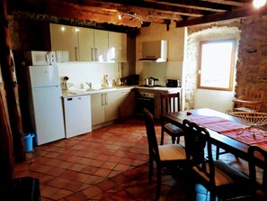 Family Cottage, Ensuite, Mountain View | Shared kitchen | Highchair - Ker Carlines (Targassonne)