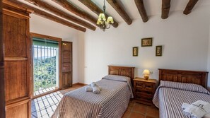 3 habitaciones, tabla de planchar con plancha, cuna de viaje y wifi