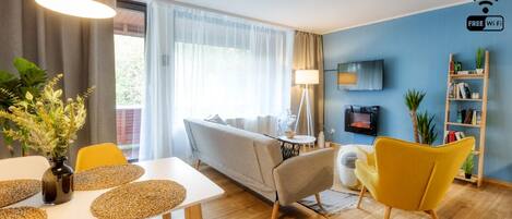 Televisión, chimenea, libros