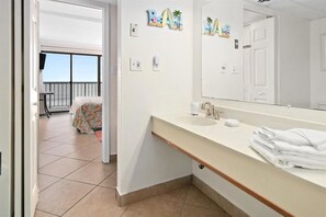 2 bedrooms, iron/ironing board, Internet, bed sheets