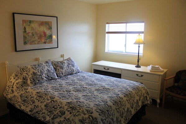 Ocean View Room | Espacio para trabajar con laptop y tabla de planchar con plancha 