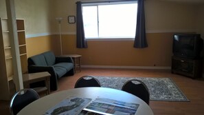 Suite básica | Espacio para trabajar con laptop y tabla de planchar con plancha 