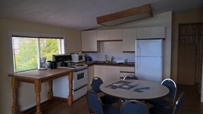 Basic Suite | Private kitchen | Coffee/tea maker - The Orca Inn (Alert Bay)