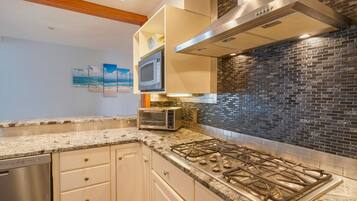 Kylskåp, mikrovågsugn, ugn och spishäll