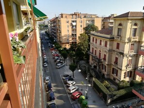 A street view with parked cars, buildings, and a clear sky. - GIM HOUSE - CHIAVARI (CHIAVARI)