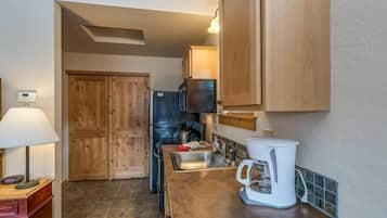 Stovetop, cookware/dishes/utensils