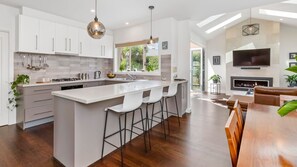 Fridge, oven, cookware/dishes/utensils - BANGALOW - MORNINGTON (Mornington)