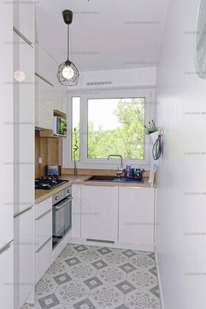 Réfrigérateur, micro-ondes, four, grille-pain