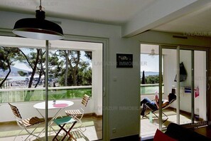 Interior - Apartment walking distance to beach and port with terrace and sea view for 2 (SANARY SUR MER)