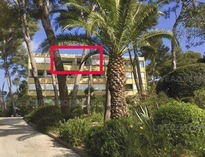 Property grounds - Apartment walking distance to beach and port with terrace and sea view for 2 (SANARY SUR MER)