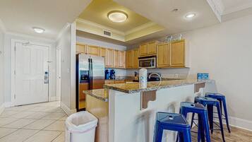 Refrigerador, microondas, horno y parrilla de estufa