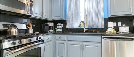 Mikrovågsugn, diskmaskin, kaffe- och tebryggare och grytor/köksredskap