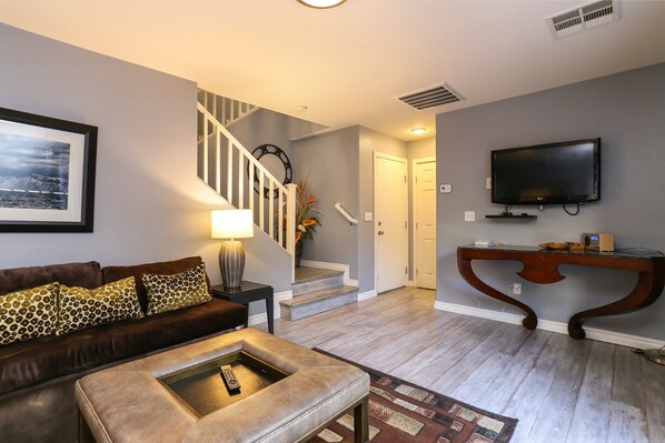 TV - Bossy Blue Moon. 3 bedroom. 3.5 bath (Las Vegas)