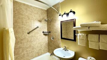 Deluxe Double Room, 1 Bedroom | Bathroom | Hydromassage showerhead, free toiletries, hair dryer, towels