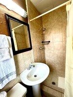 Cabezal de ducha con hidromasaje, artículos de tocador gratuitos