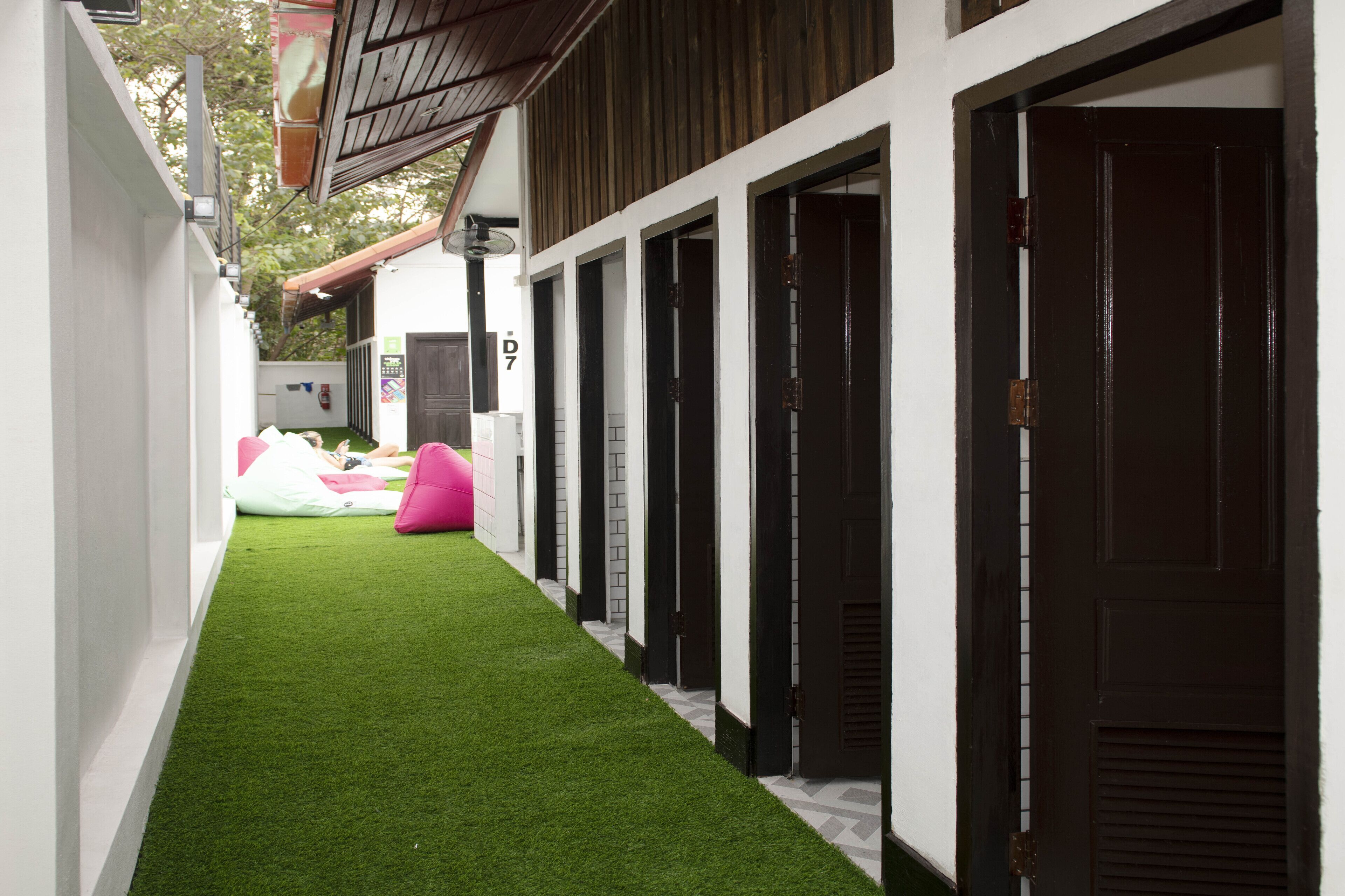 6-Bed Dormitory with Mountain View | 浴室 | 淋浴设施、旋水按摩花洒、坐浴桶、毛巾