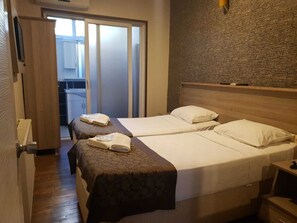 Classic Twin Room | Free WiFi, bed sheets - Zeytin Butik Otel (Istanbul)