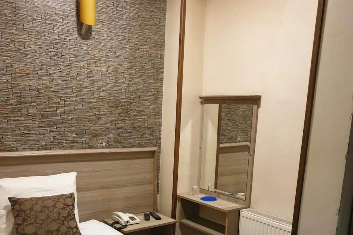 Single Room | WiFi (free), bed sheets