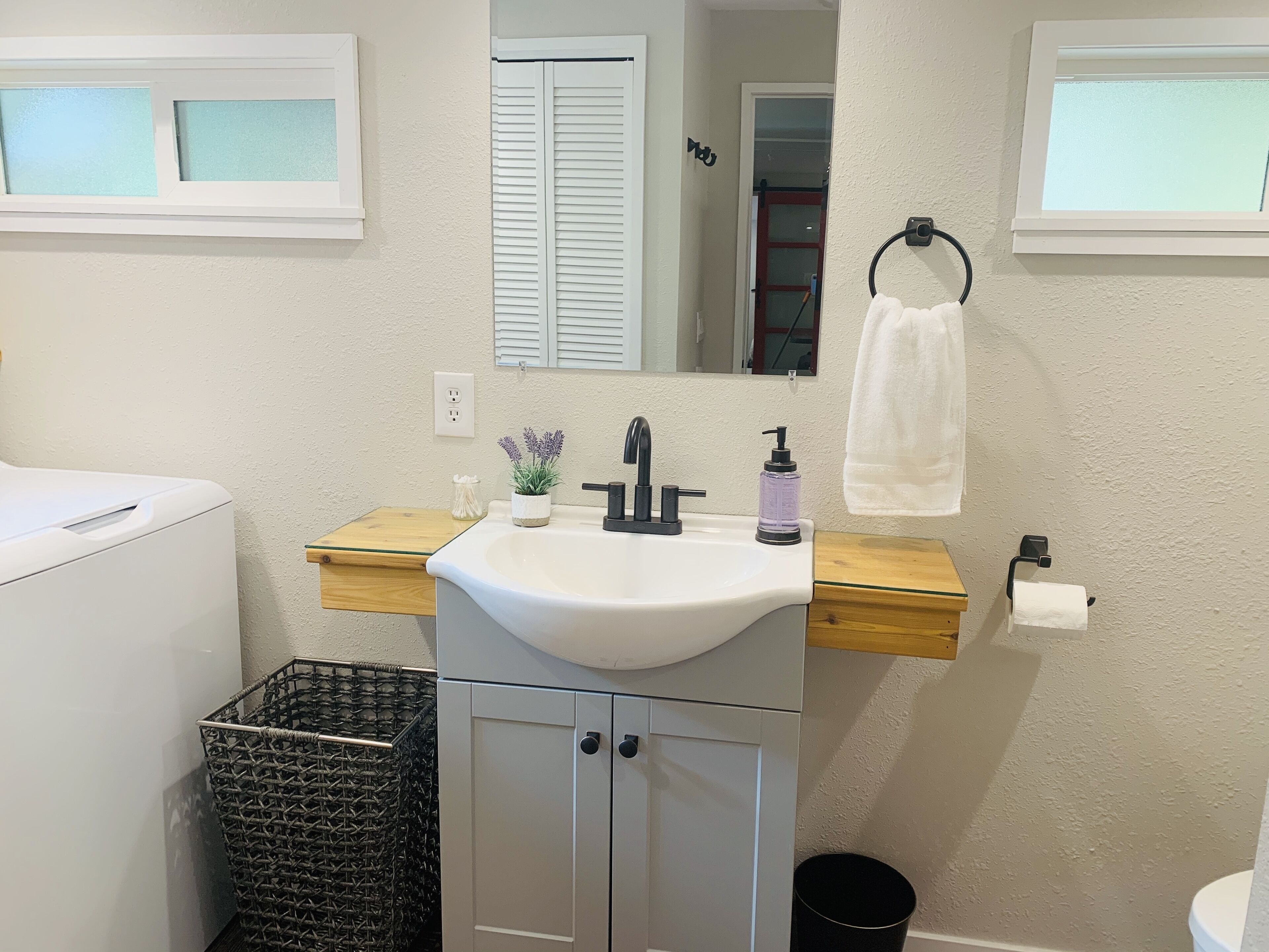 Secador de pelo, toallas, jabón y champú