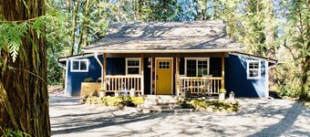 映画館のある森の中の贅沢なコテージ！ :)