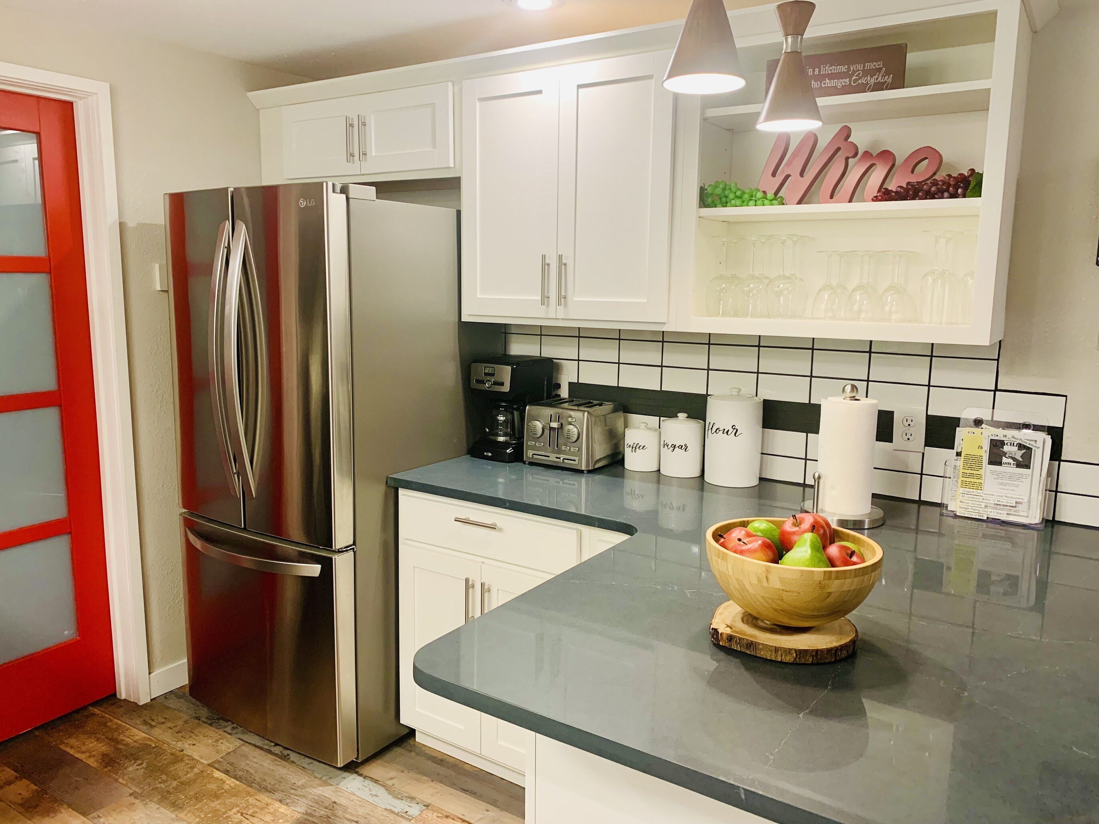 Frigorífico, microondas, horno y placa de cocina