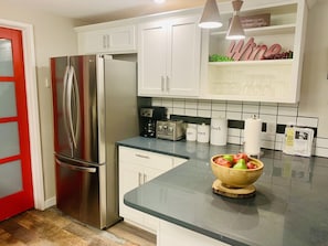 Frigorífico, microondas, horno y placa de cocina