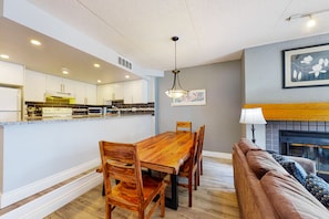 Interior - Ski-in/Ski-out condo in Blue Mountain with fireplace (The Blue Mountains)