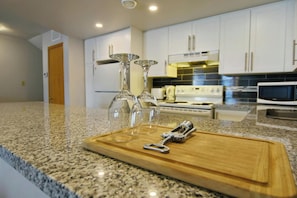 Fridge, microwave, oven, stovetop - Ski-in/Ski-out condo in Blue Mountain with fireplace (The Blue Mountains)