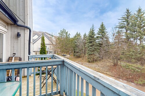 Walk to the Weider Express Lift Dog-friendly condo w/ shared pool