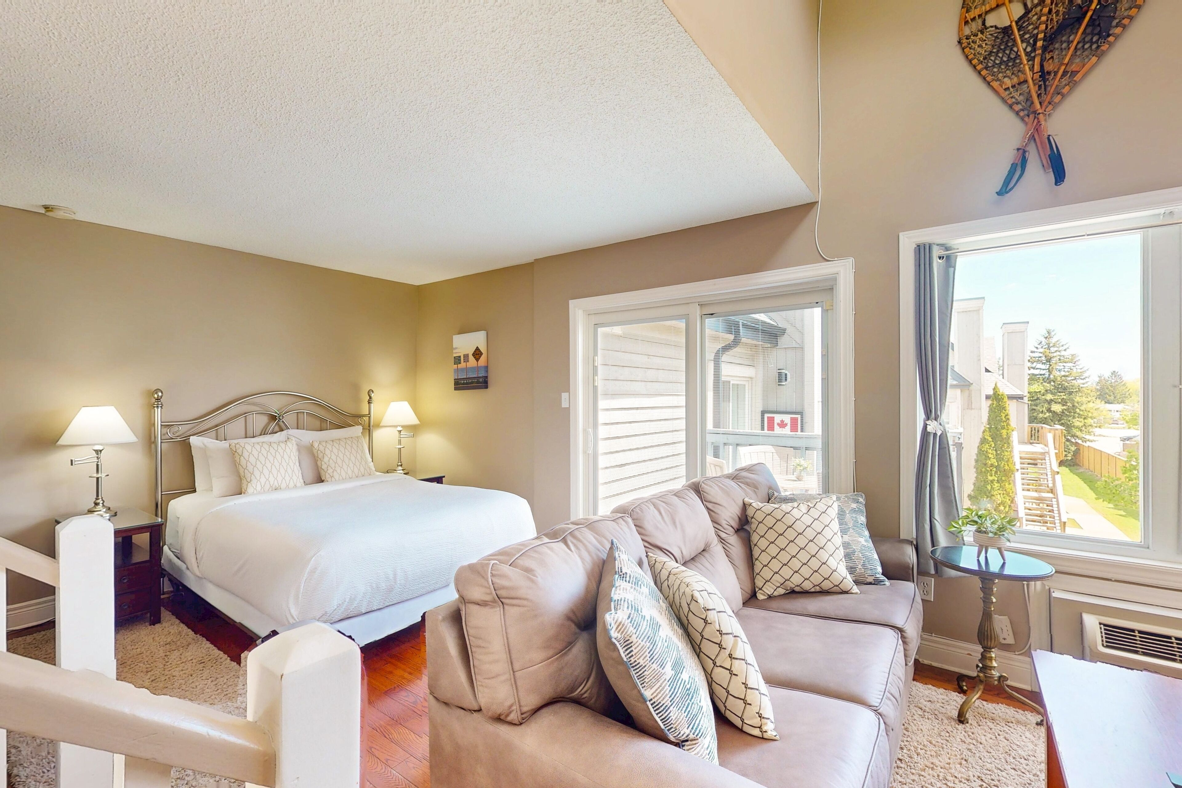 Tabla de planchar con plancha, internet y ropa de cama 