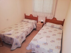 3 slaapkamers, een strijkplank/strijkijzer, beddengoed