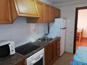 Réfrigérateur, micro-ondes, four, cafetière/bouilloire