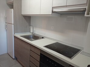 Réfrigérateur, micro-ondes, four, cafetière/bouilloire