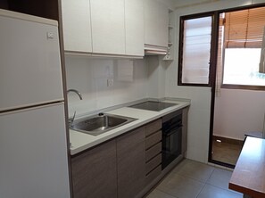 ثلاجة، ميكروويف، فرن، ماكينة لصنع القهوة/الشاي