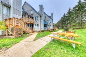 Exterior - Well-located studio with seasonal pool, tennis, fireplace & full kitchen (The Blue Mountains)