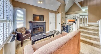 Loft w/ deck & shared seasonal pool/year-walk to lifts, dogs OK