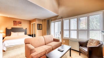 Tabla de planchar con plancha, internet y ropa de cama